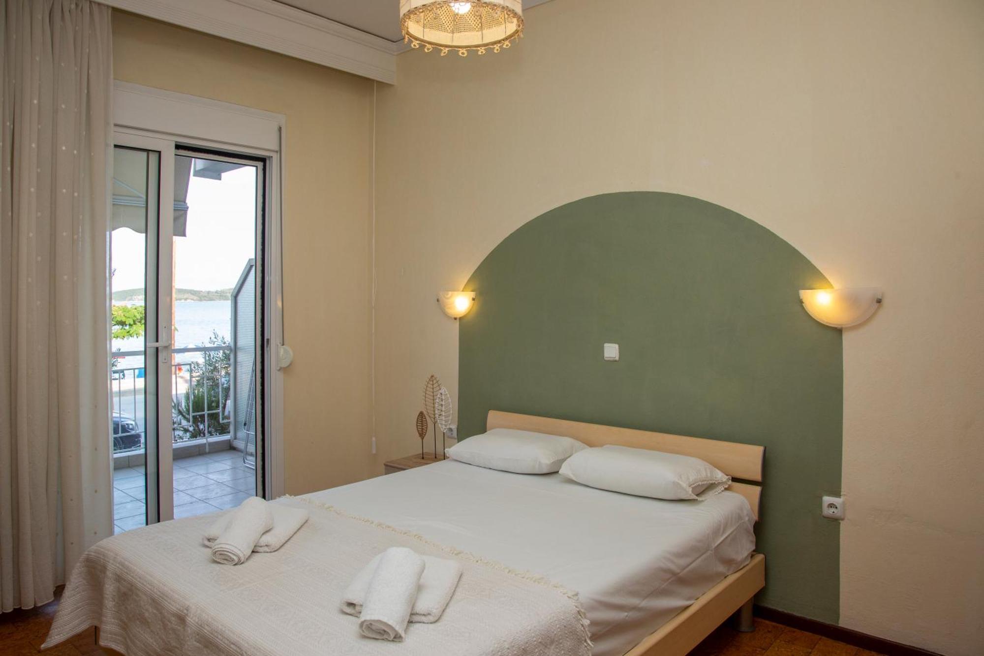 Seamoon Apartman Néa Péramos Kültér fotó